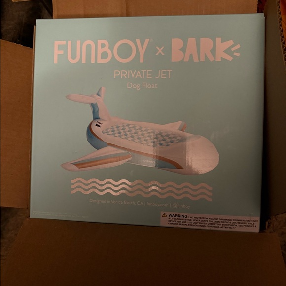 Funboy x Bark Private Jet Dog Float - Picture 1 of 3